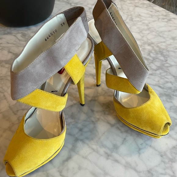 Rare Cesare Paciotti yellow suede heels with red bottom & dagger logo - Picture 6 of 8